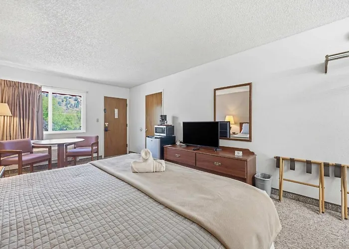 Eagle Motel Suite 226