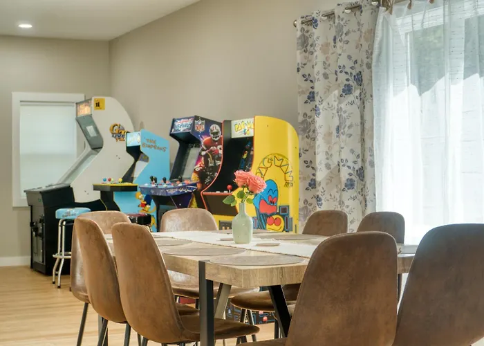 Benton Beach House 4 Bedrooms 3 Full Bathrooms Bike To Beach And St Joseph River Arcade Games Cornhole Firepit Grill