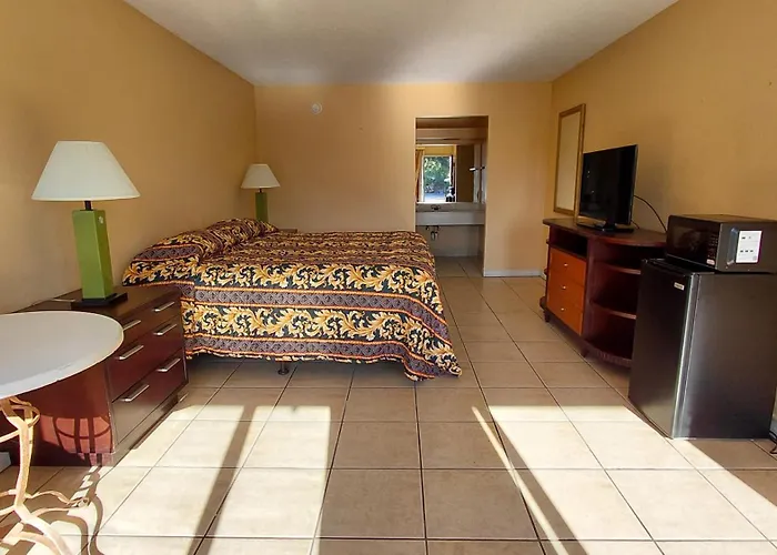 Paramount Lakeside Inn & Suites
