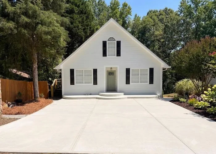 Lake Lanier Escape Near Atlanta Dock & Kayaks 2 Kitchens, 2 Laundry Arcade Pool Table And More!