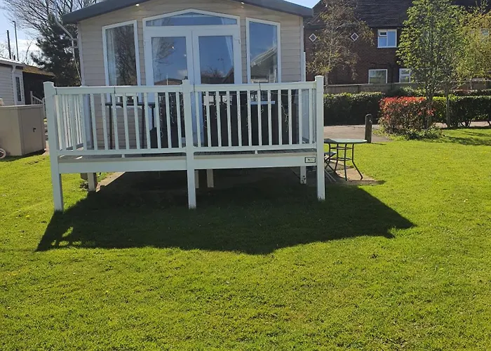 3-Bed Caravan Sleeps 8 With Enclosed Decking