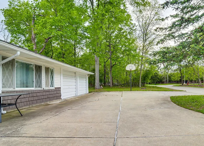 Family-Friendly Home W/ Yard In Farmington Hills!