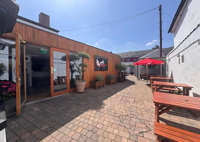 Three Eagles Hotel&Restaurant&Garden Bar