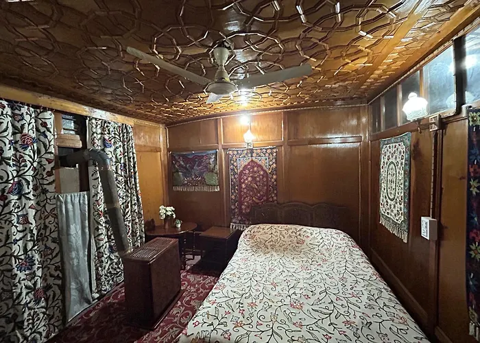 Houseboat Zogila