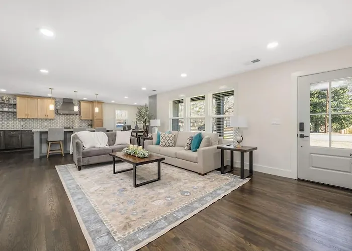 Stylish Family Retreat With Gourmet Kitchen & Fast Wifi