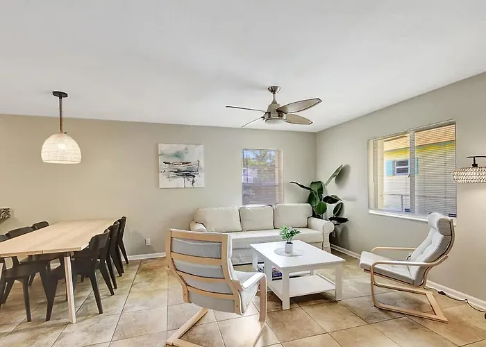 2 Bedroom Home Close To The Beach