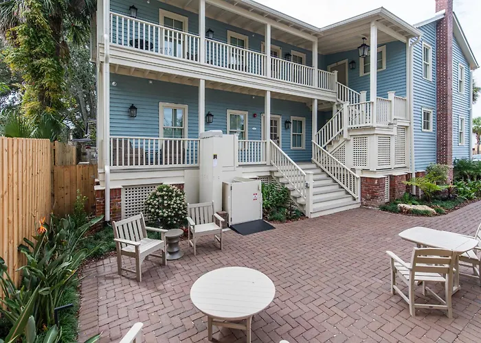 Blue Carriage House Downtown Boutique Hotel