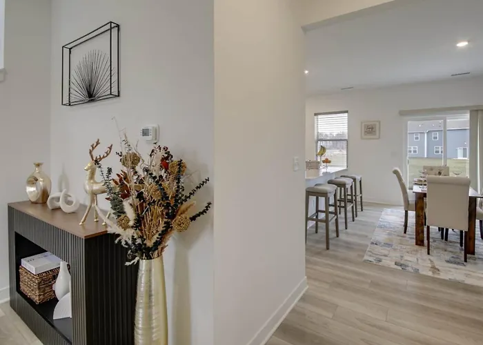 4Br/3Ba Greenwood, Indy, Community Pool, Sleeps 8