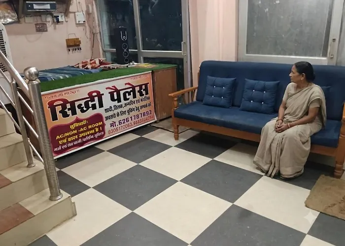 Shiddi Pelesh Yatri Niwas