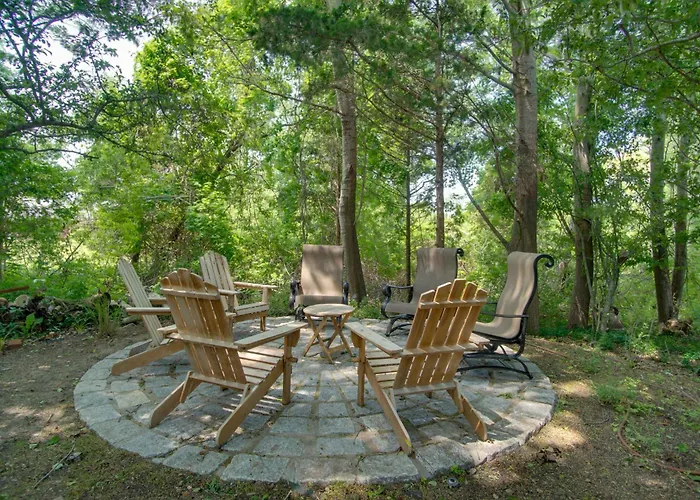 Walk To Beach! Oak Bluffs Home & Studio