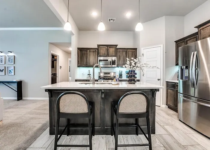 Modern Family Retreat In Midwest City