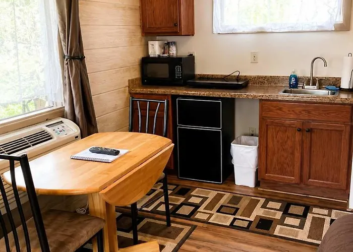 Room 18-1 Queen Suite-Woodland Motor Lodge