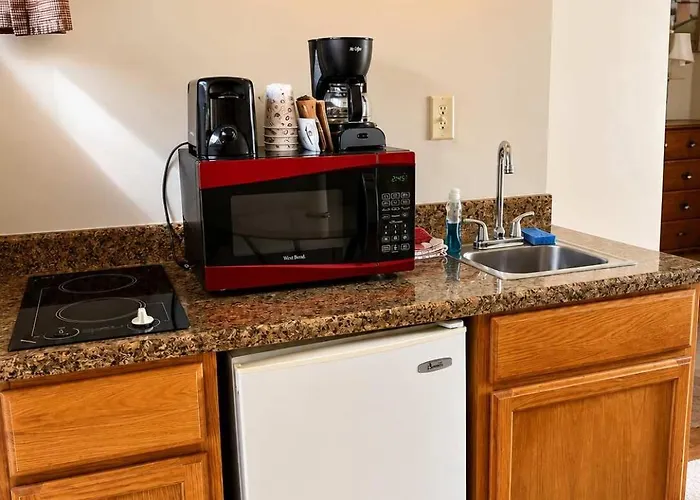 Room 15-1 Queen Suite-Woodland Motor Lodge