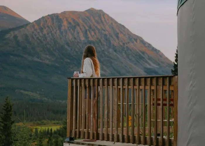 Cabinsover Crag Lake Glamping Bear