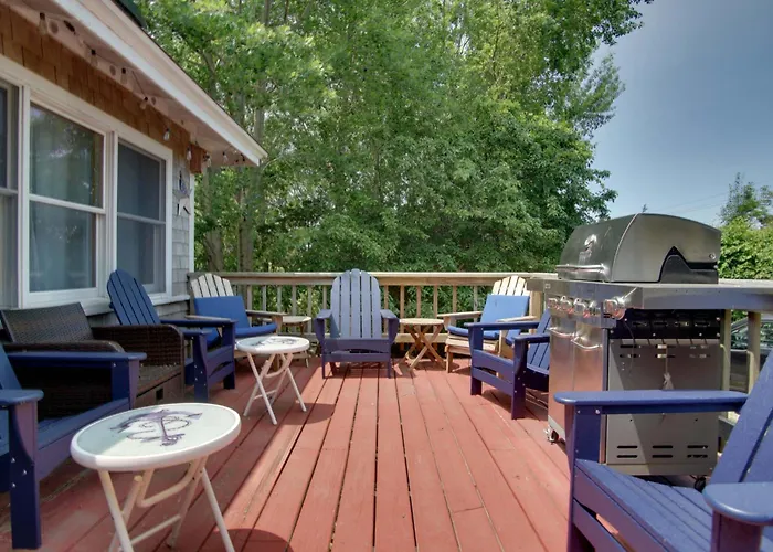 Walk To Beach! Oak Bluffs Home & Studio