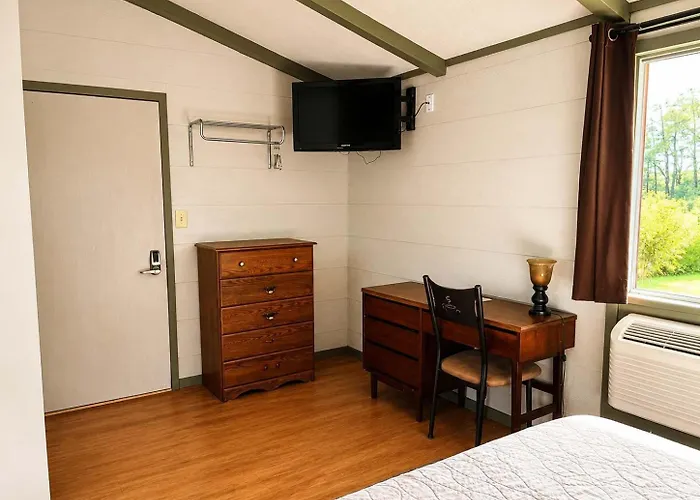 Room 15-1 Queen Suite-Woodland Motor Lodge