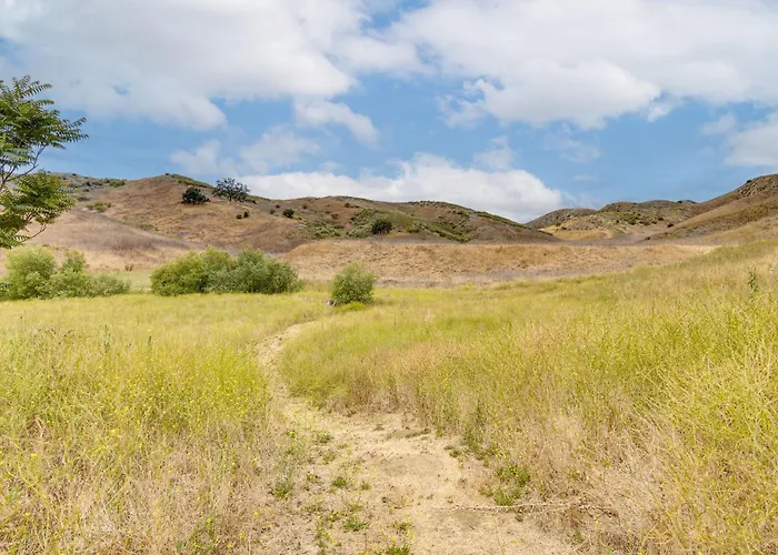 Calabasas Getaway Near Trails, Parks & The 101!
