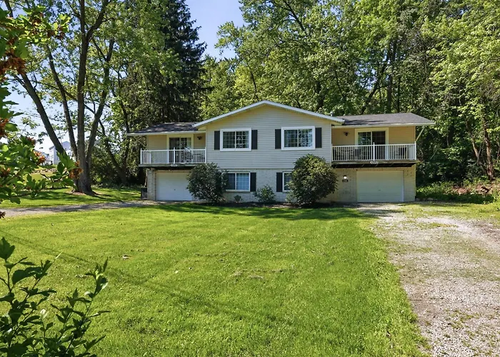 Cozy Retreat Near Portage Lakes