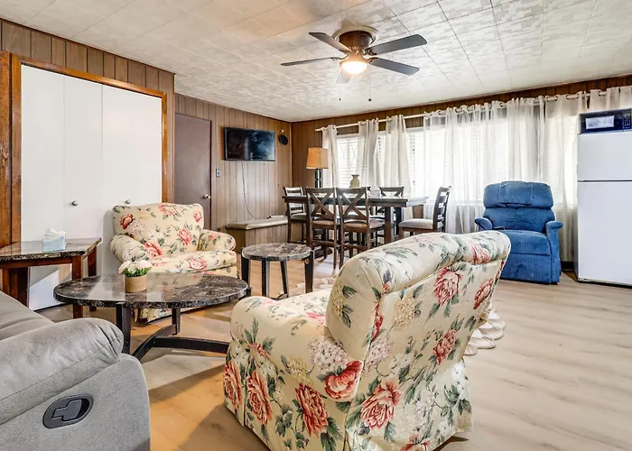 Family-Friendly Home W/ Yard In Farmington Hills!