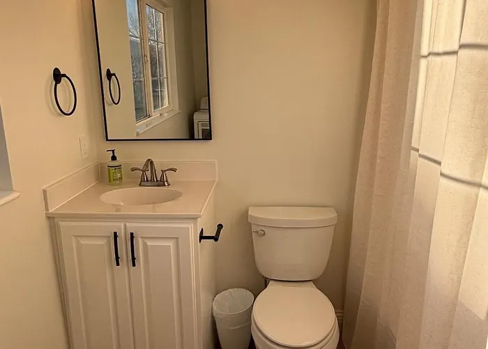 Cute Quiet 4 Bed 3 Bath Home By Park And Shopping