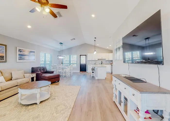 Serene Home With Grill Patio Deck & Kitchen - Snowbird Friendly
