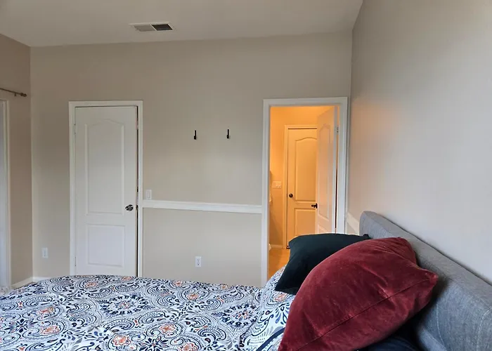 Monthly Stay Furnished Room With Swimming Pool, Easy Parking In Peaceful Temecula Home