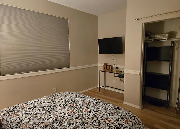 Monthly Stay Furnished Room With Swimming Pool, Easy Parking In Peaceful Temecula Home