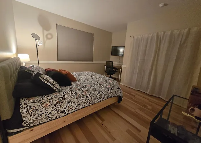 Monthly Stay Furnished Room With Swimming Pool, Easy Parking In Peaceful Temecula Home