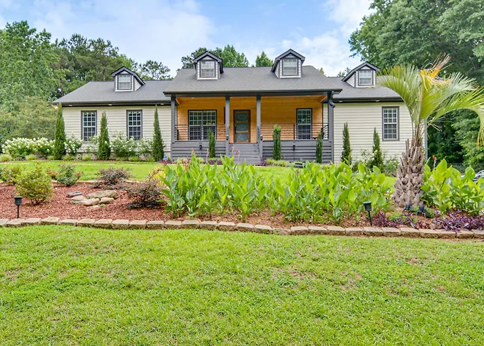 Pool, Hot Tub & Game Room! Stockbridge Oasis