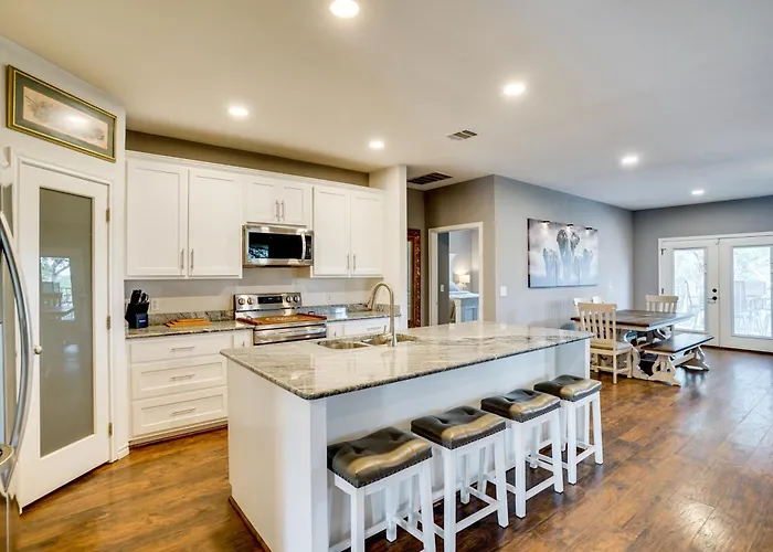 Walk To Lake Granbury: Home W/ Fire Pit!