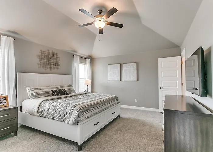 Spacious Furnished 4Br Yukon Home Backyard