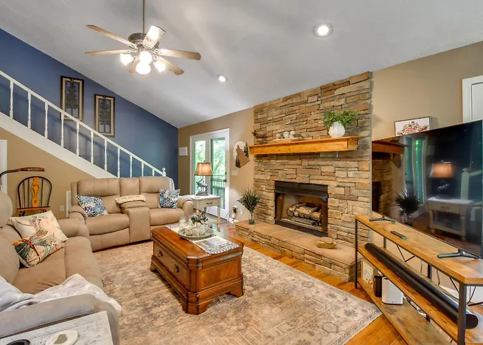 Hiawassee Porch: Getaway Near River, Lake & Trails