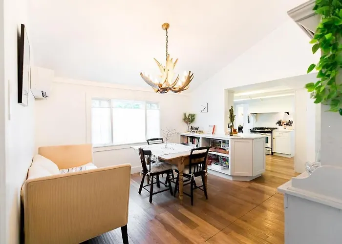 Le Petit Cottage - French Country In Saugerties