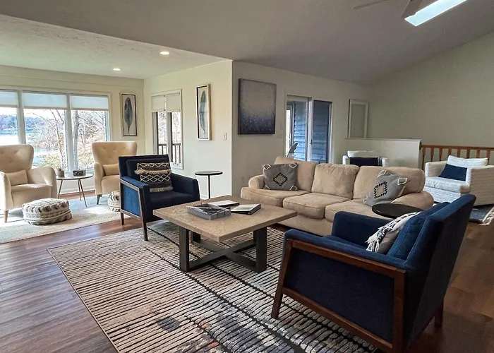 Lakedaze - Spacious Dog-Friendly Lakefront House W/Dock, Hot Tub & Putting Green