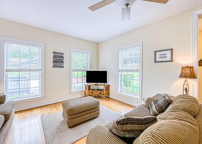 Lake Lover'S Delight - Lakefront Home With Private Dock & Pool Table - Dogs Ok