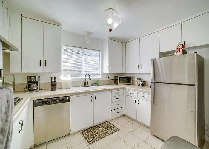 Family Gem W/ Pet-Friendly Yard! 8 Mi To Riverside