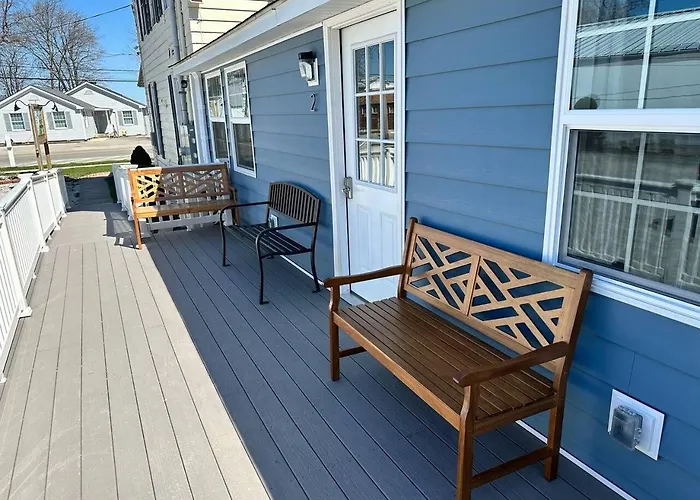 Cottage On Strip With 3 Bds 2 Bas