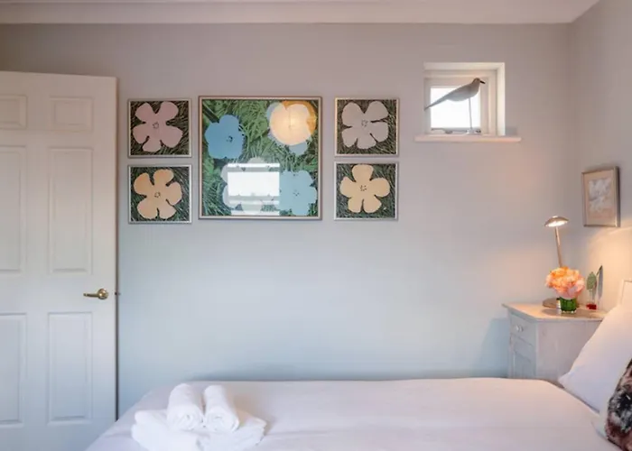 The Artist'S Abode By Sheppey Stays - Spacious 3Br Stay In Faversham - Central Location & Parking - Ideal For Families & Contractors