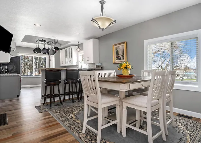 Modern, Charming, Family Retreat. Great Location