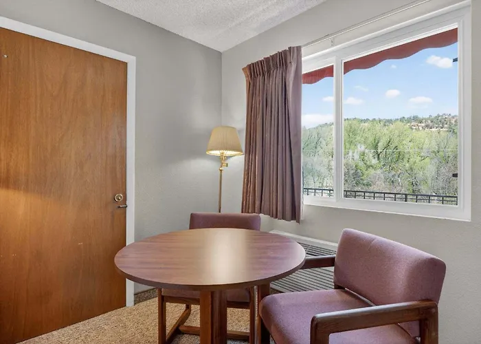 Eagle Motel Suite 225