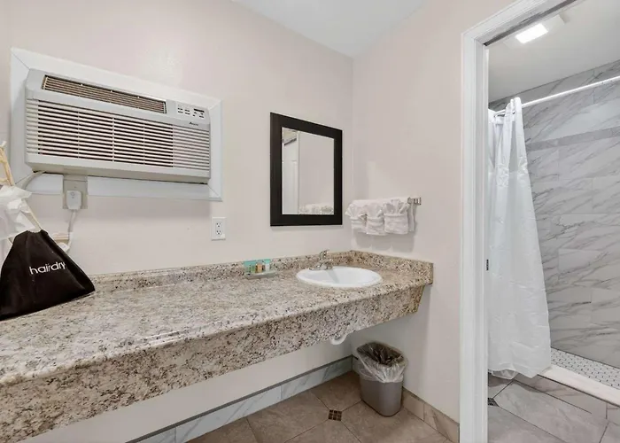 Eagle Motel Suite 107