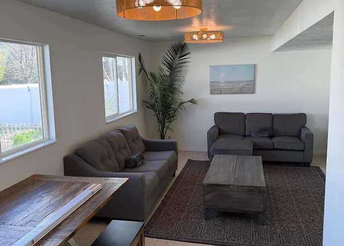 Cute Quiet 4 Bed 3 Bath Home By Park And Shopping