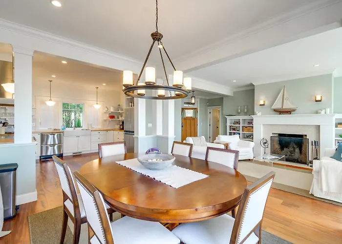 4Br/4Ba Beachfront Retreat With Hot Tub And Sauna