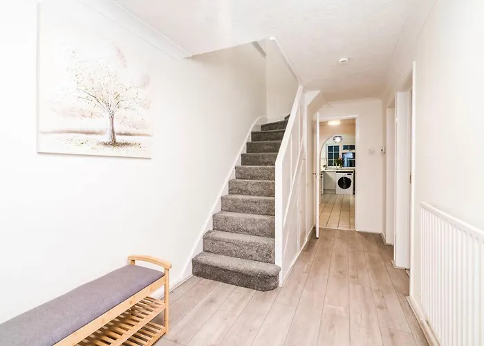 5 Bedroom House, Private Parking, Near Gatwick Airport, Contractor & Family Friendly Fast Wi-Fi & Self Check-In, Giostays