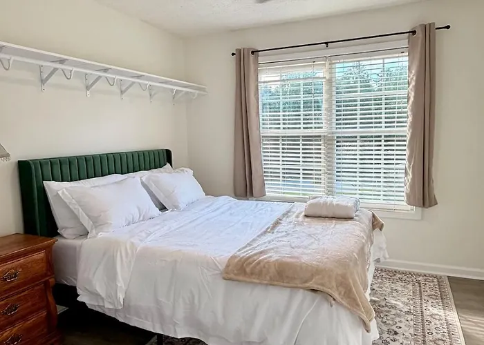 Cozy Modern Mediterranean Haven, 1 King 2 Queens