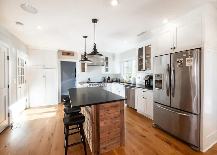 Sunsets On Blue Hill, Newly Renovated Farmhouse