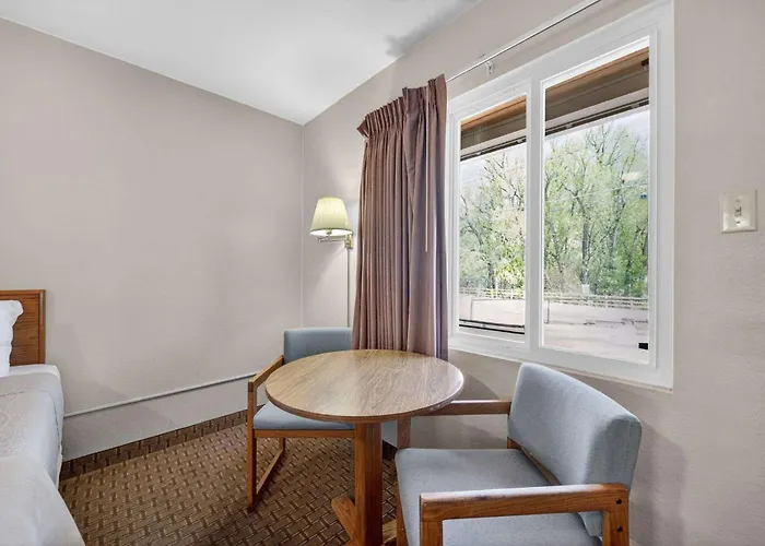 Eagle Motel Suite 120