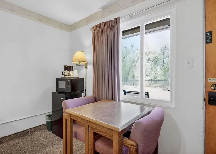 Eagle Motel Suite 112