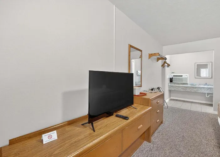 Eagle Motel Suite 114