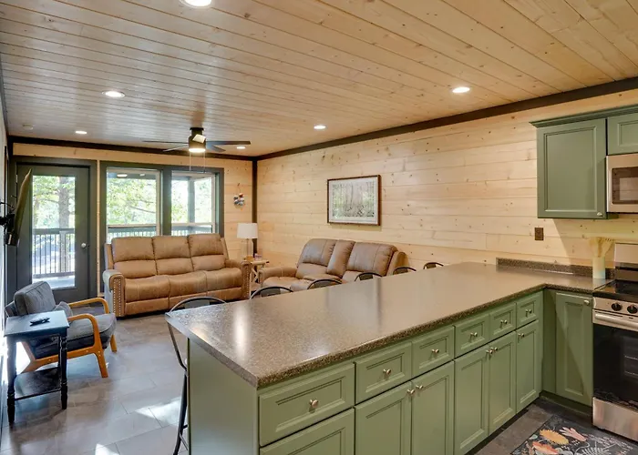 Walk To Kentucky Lake! Pet-Friendly Murray Duplex